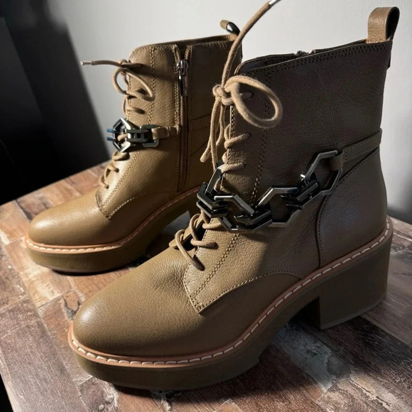 NWOT Vince Camuto Tan Platform Heeled Boots Chain Detail Women Size 8 - Picture 4 of 7